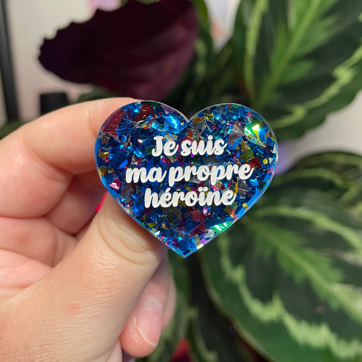 Broche "Je suis ma propre héroïne" en acrylique transparente avec des confettis bleus et multicolores