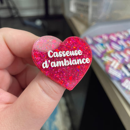 Broche "Casseuse d'ambiance" en acrylique semi-transparente à paillettes rouges