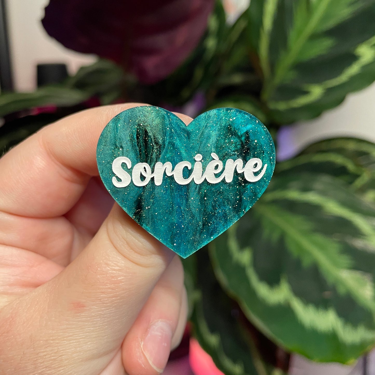 Broche "Sorcière" en acrylique marbrée verte et noire à paillettes