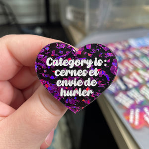 Broche "Category is : cernes et envie de hurler" en acrylique noire avec des éclats de confettis violets
