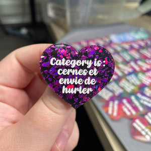 Broche "Category is : cernes et envie de hurler" en acrylique noire avec des éclats de confettis violets
