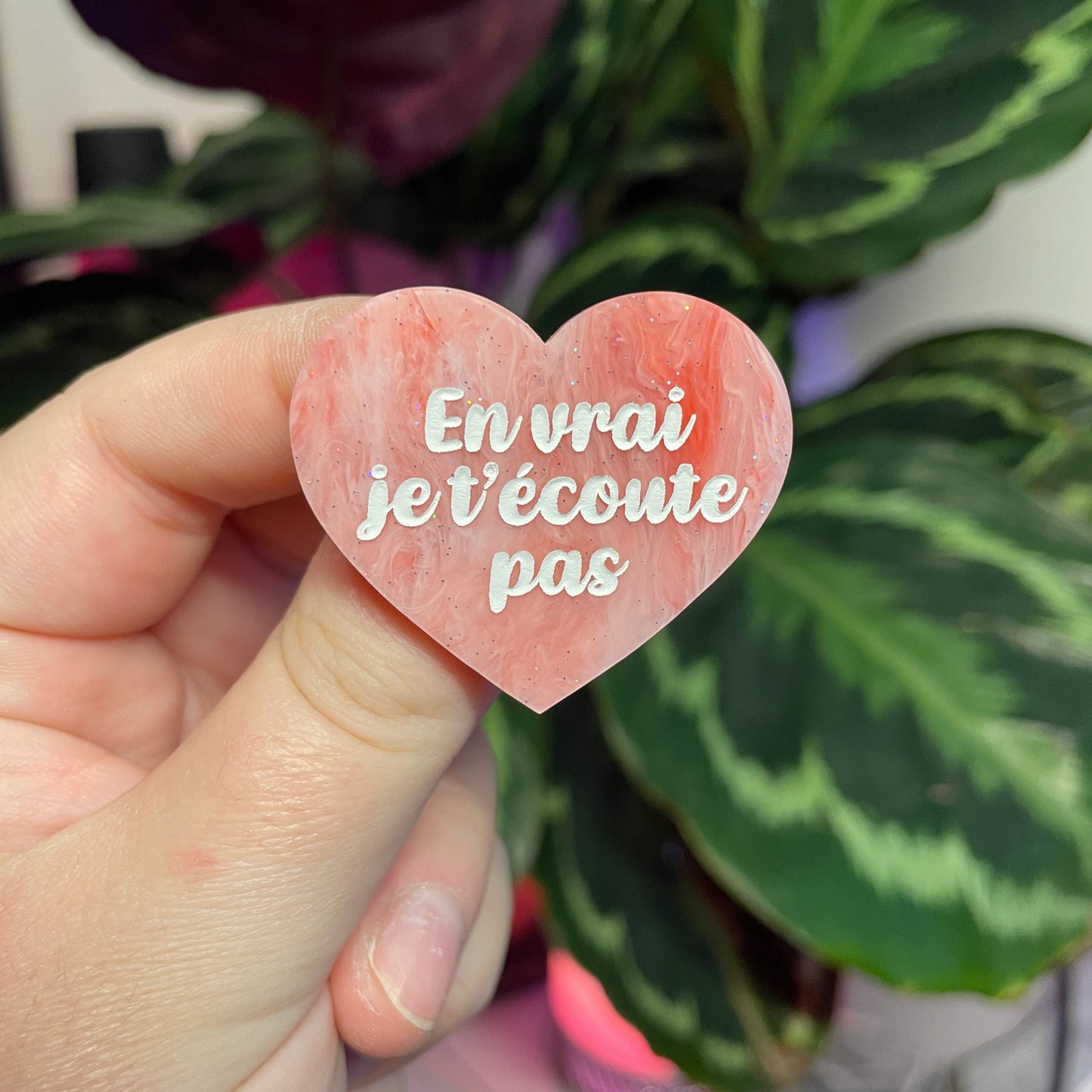 Broche "En vrai je t'écoute pas" en acrylique marbrée rouge et rose