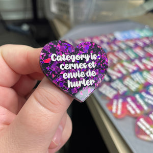 Broche "Category is : cernes et envie de hurler" en acrylique noire avec des éclats de confettis violets