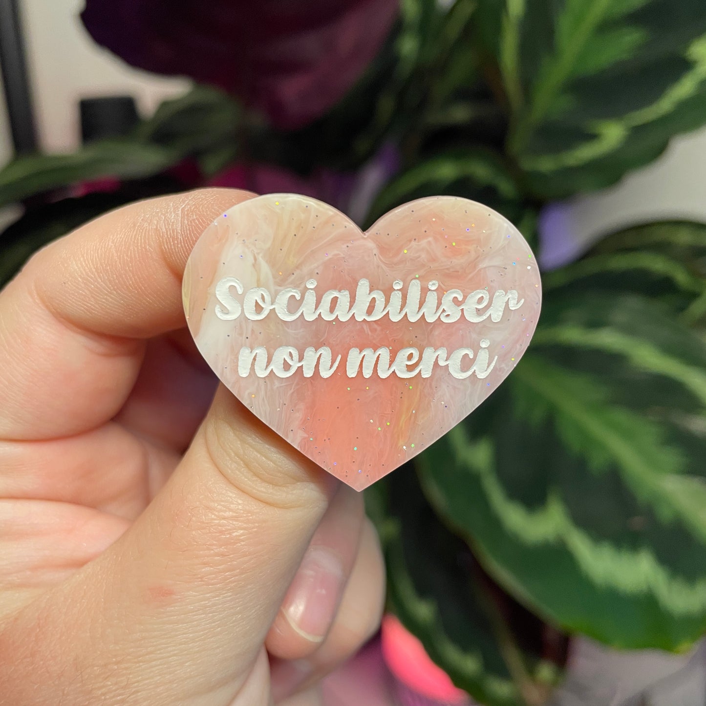 Broche "Sociabiliser non merci" en acrylique marbrée corail, orange et jaune
