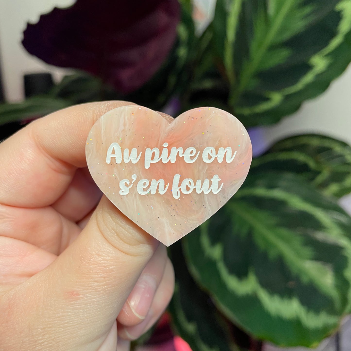 Broche "Au pire on s'en fout" en acrylique marbrée corail, orange et jaune