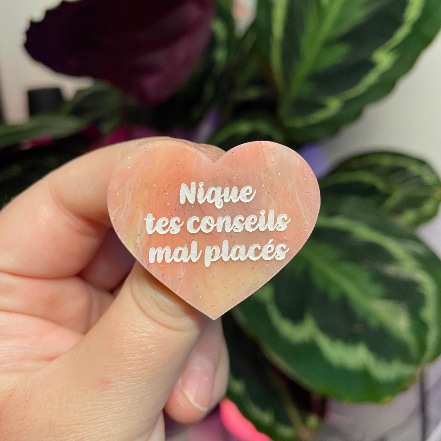 Broche "Nique tes conseils mal placés" en acrylique marbrée corail, jaune, orange