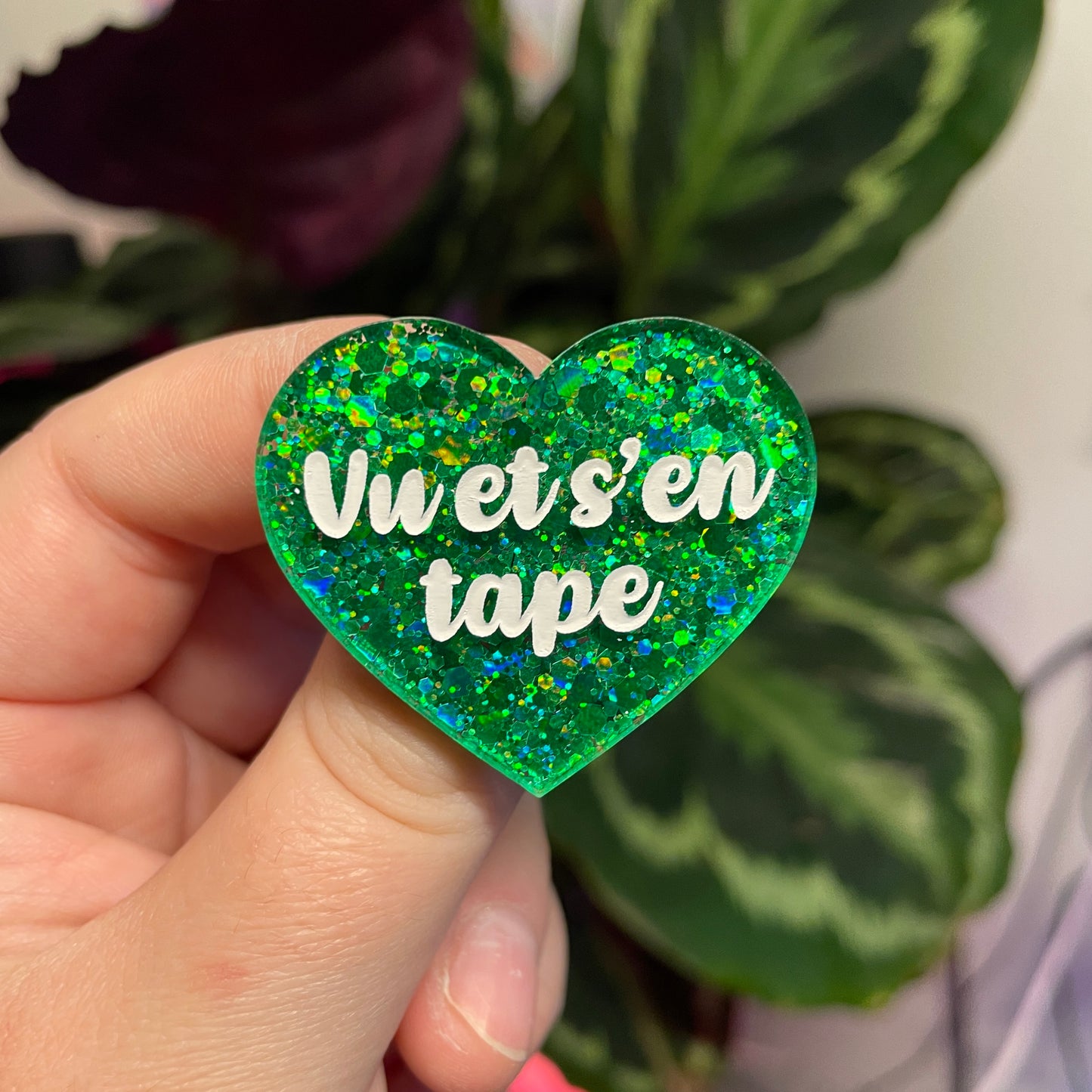 Broche "Vu et s'en tape" en acrylique à paillettes vertes
