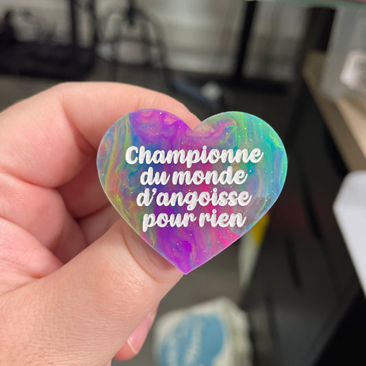 Broche "Championne du monde d'angoisse pour rien" en acrylique semi-transparente marbrée multicolore