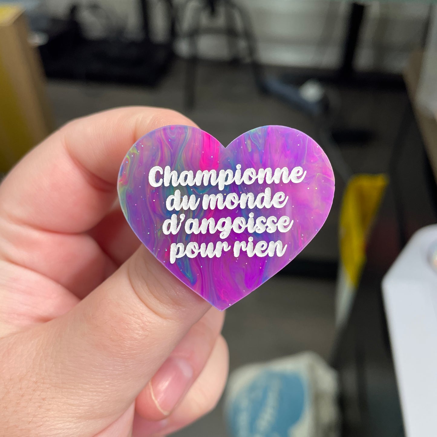 Broche "Championne du monde d'angoisse pour rien" en acrylique semi-transparente marbrée multicolore