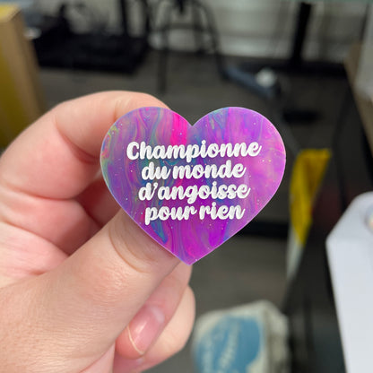 Broche "Championne du monde d'angoisse pour rien" en acrylique semi-transparente marbrée multicolore