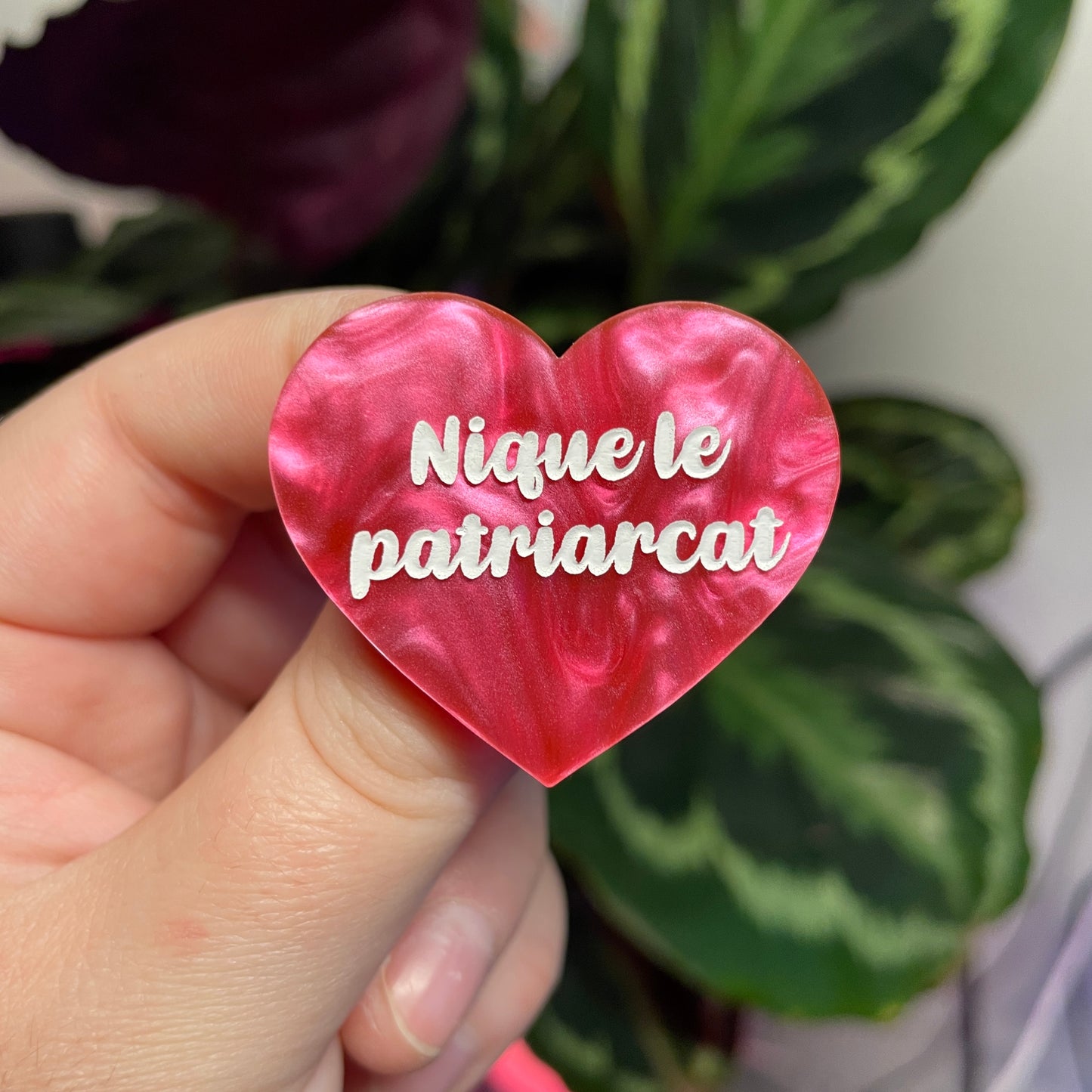 Broche "Nique le patriarcat" en acrylique marbrée rose
