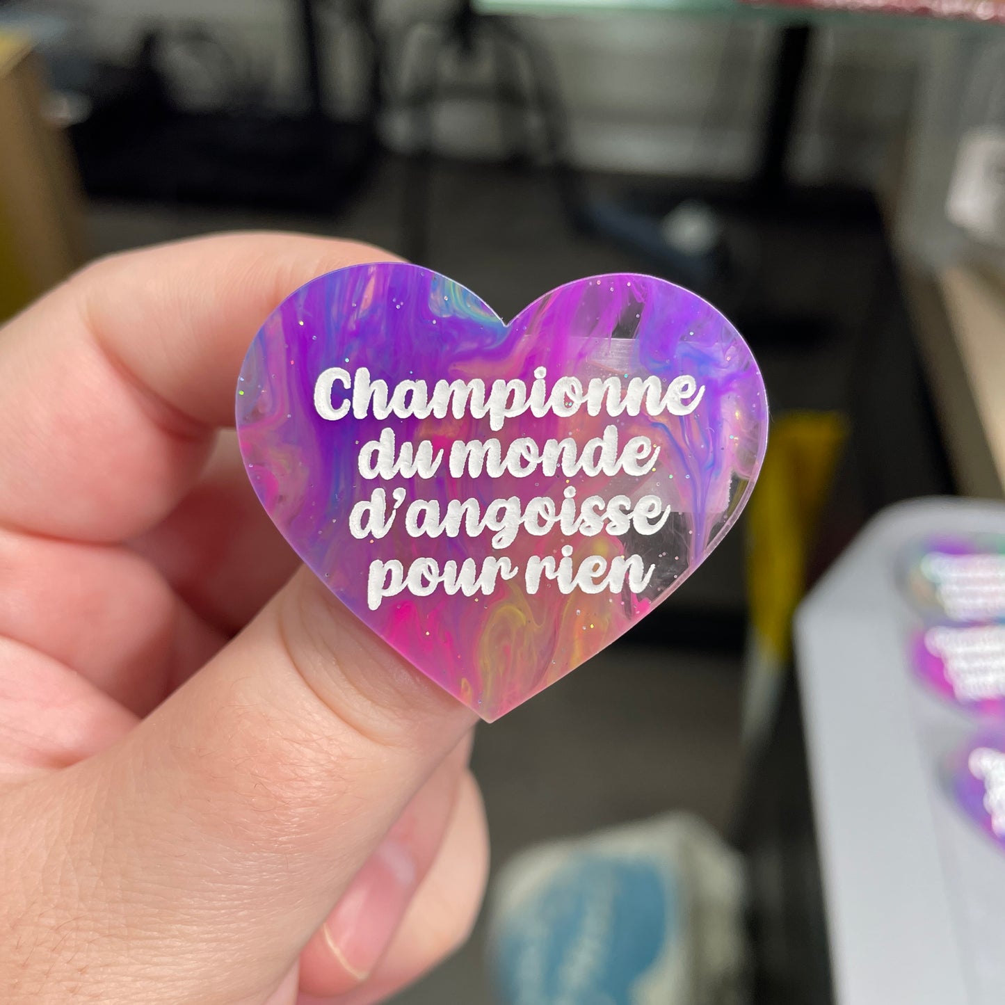 Broche "Championne du monde d'angoisse pour rien" en acrylique semi-transparente marbrée multicolore