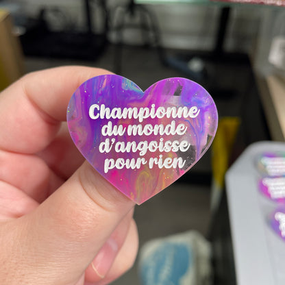 Broche "Championne du monde d'angoisse pour rien" en acrylique semi-transparente marbrée multicolore