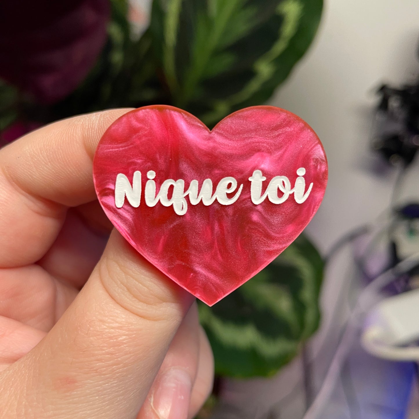 Broche "Nique toi" en acrylique marbrée rose