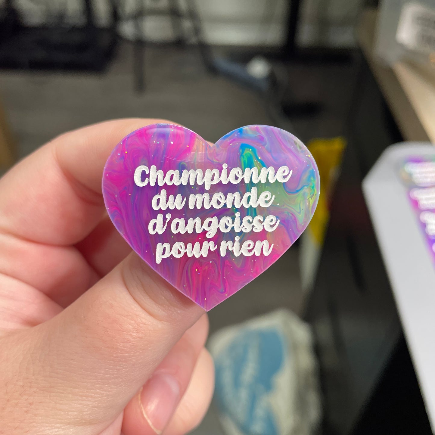 Broche "Championne du monde d'angoisse pour rien" en acrylique semi-transparente marbrée multicolore