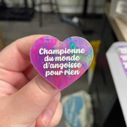 Broche "Championne du monde d'angoisse pour rien" en acrylique semi-transparente marbrée multicolore