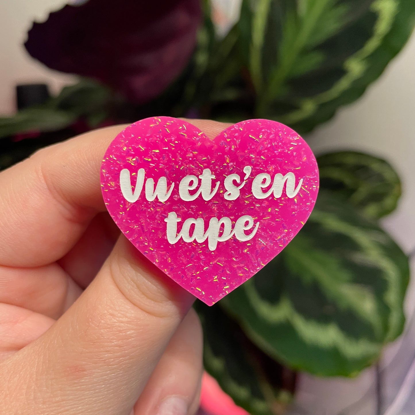 Broche "Vu et s'en tape" en acrylique rose à paillettes