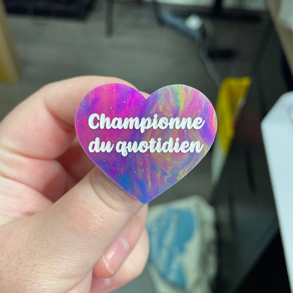 Broche "Championne du quotidien" en acrylique semi-transparente marbrée multicolore