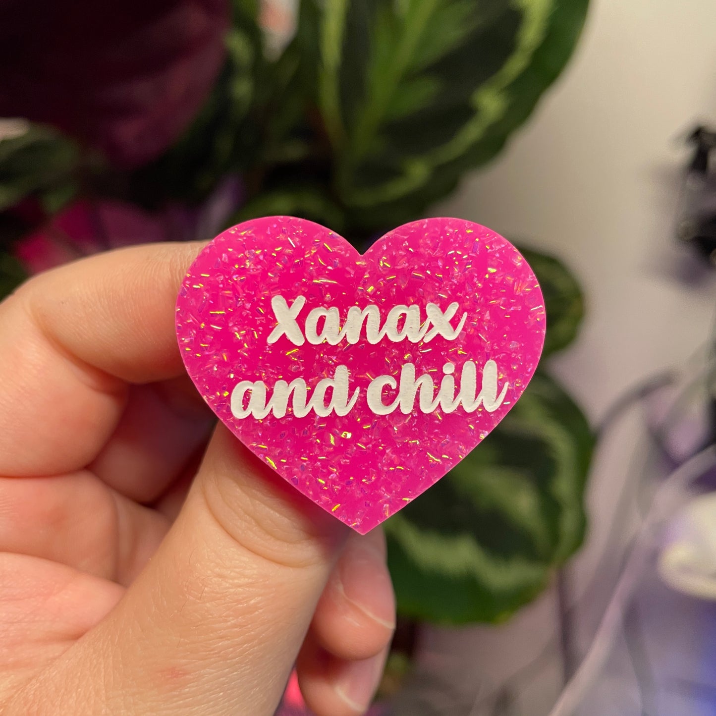 Broche "Xanax and chill" en acrylique rose à paillettes