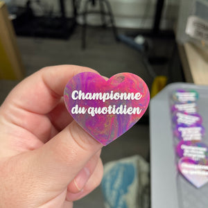 Broche "Championne du quotidien" en acrylique semi-transparente marbrée multicolore