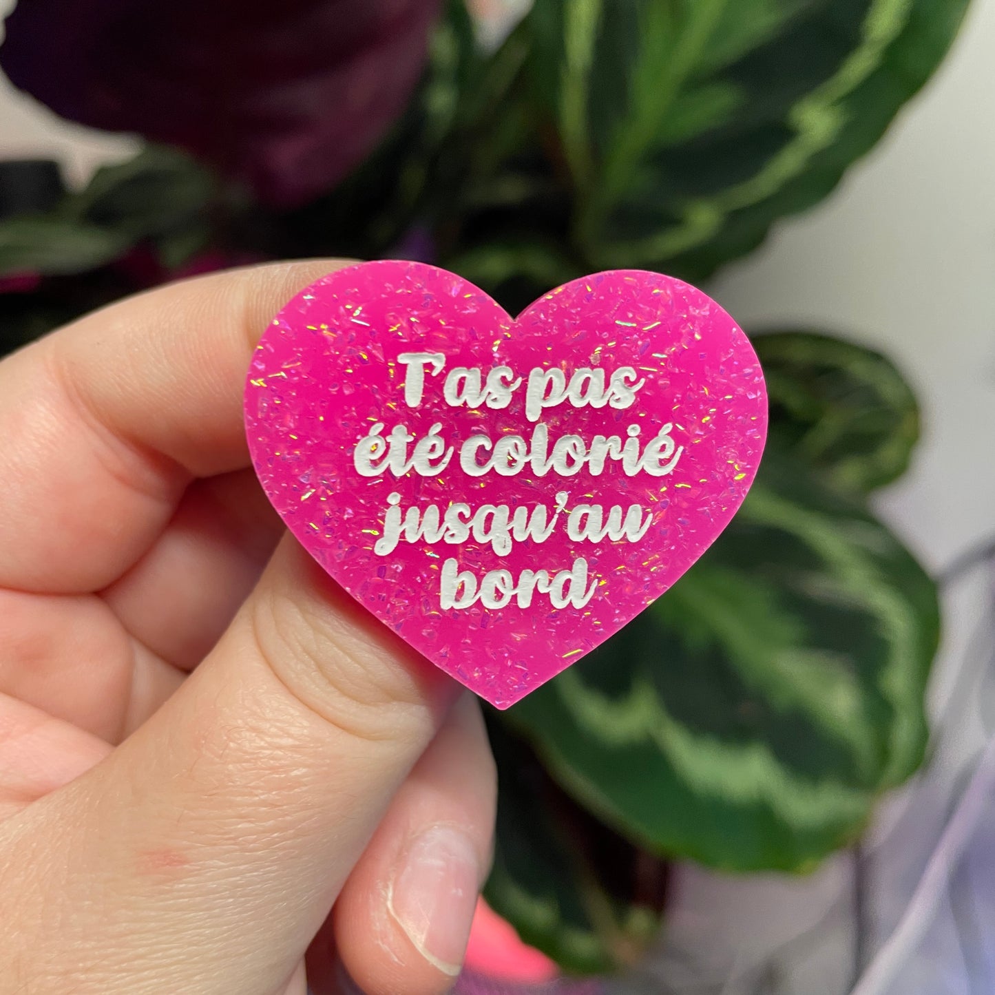 Broche "T'as pas été colorié jusqu'au bord" en acrylique rose à paillettes