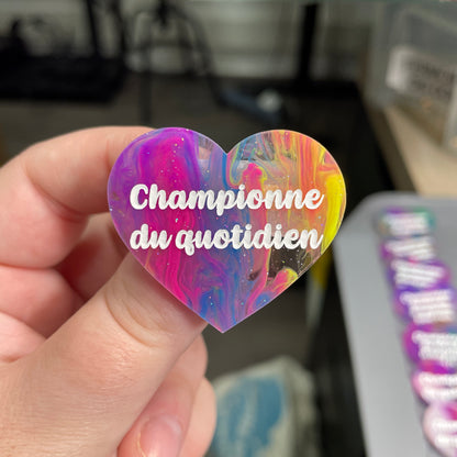 Broche "Championne du quotidien" en acrylique semi-transparente marbrée multicolore