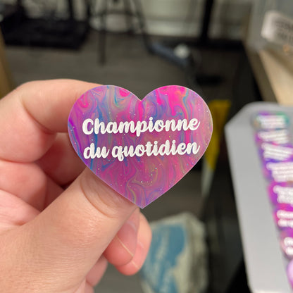 Broche "Championne du quotidien" en acrylique semi-transparente marbrée multicolore