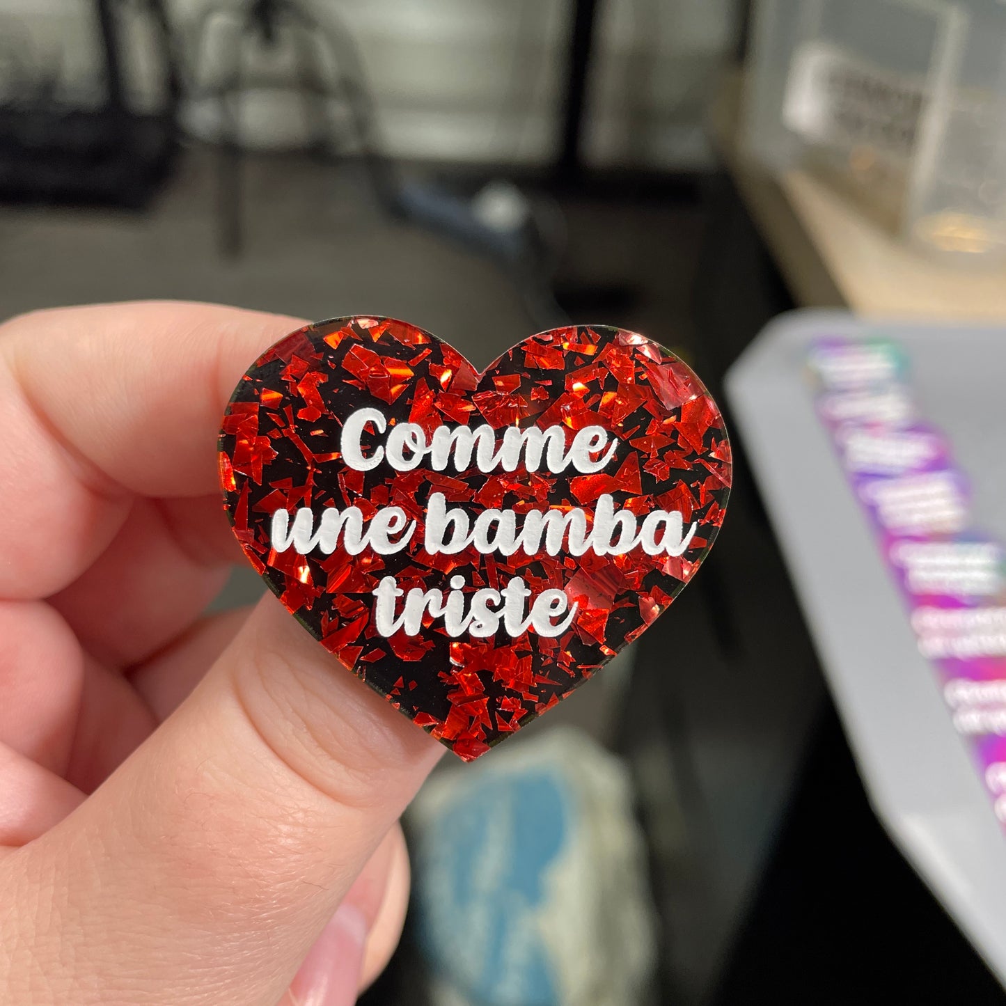 Broche "Comme une bamba triste" en acrylique noire avec de éclats de confettis rouges