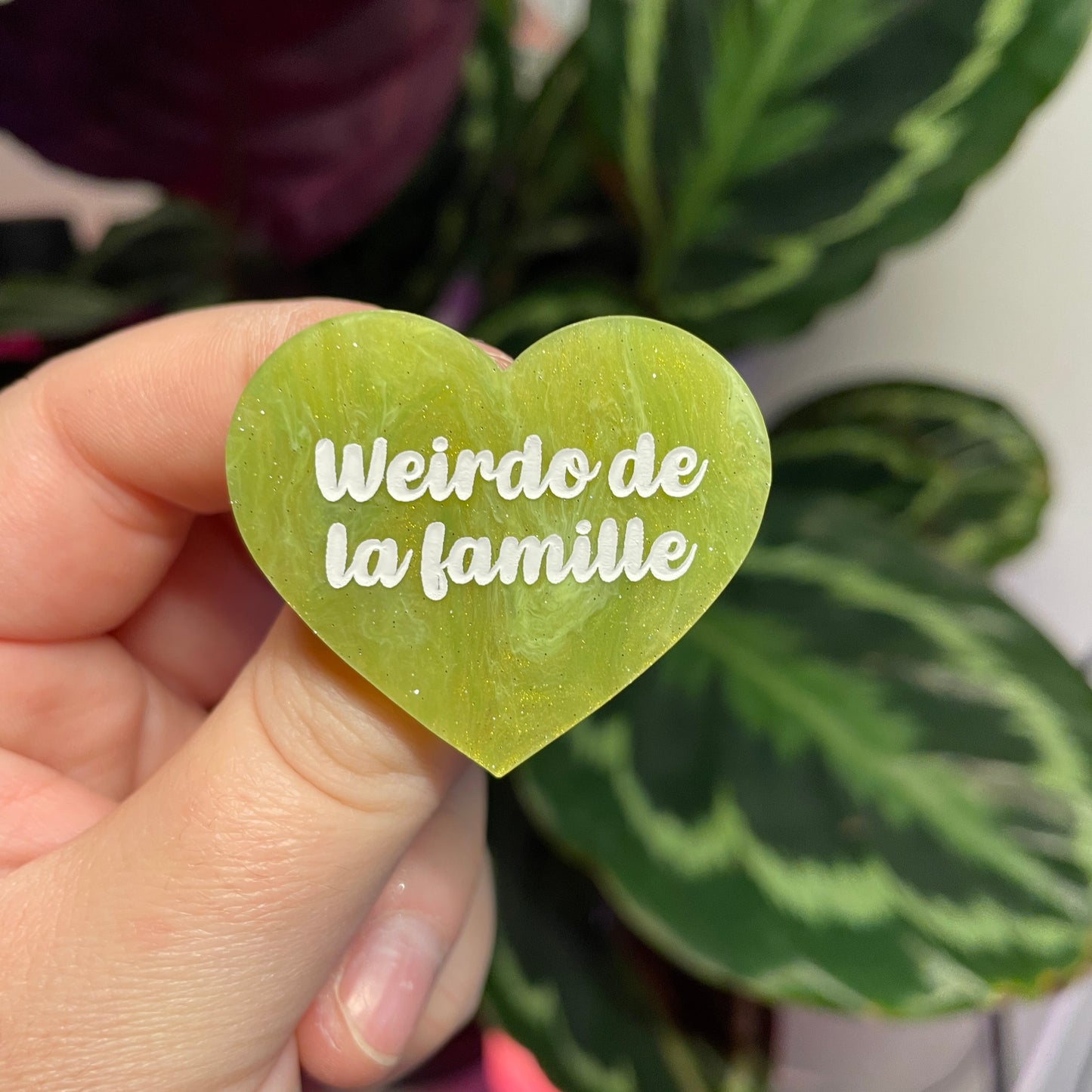 Broche "Weirdo de la famille" en acrylique marbrée verte et dorée