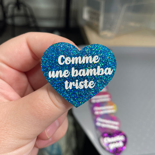 Broche "Comme une bamba triste" en acrylique à paillettes bleues