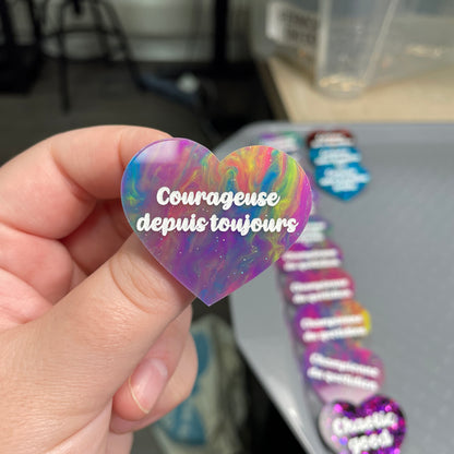 Broche "Courageuse depuis toujours" en acrylique semi-transparente marbrée multicolore