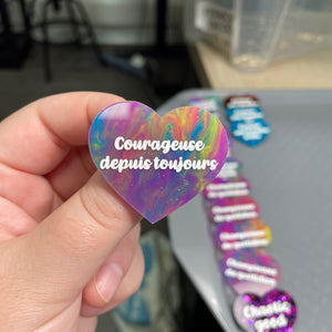 Broche "Courageuse depuis toujours" en acrylique semi-transparente marbrée multicolore