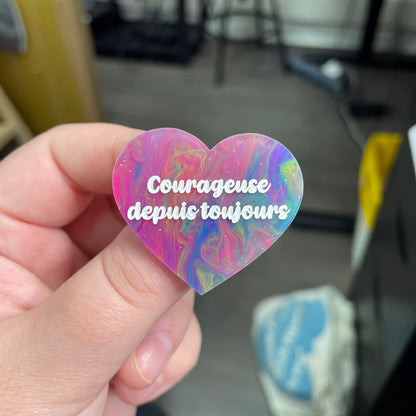 Broche "Courageuse depuis toujours" en acrylique semi-transparente marbrée multicolore