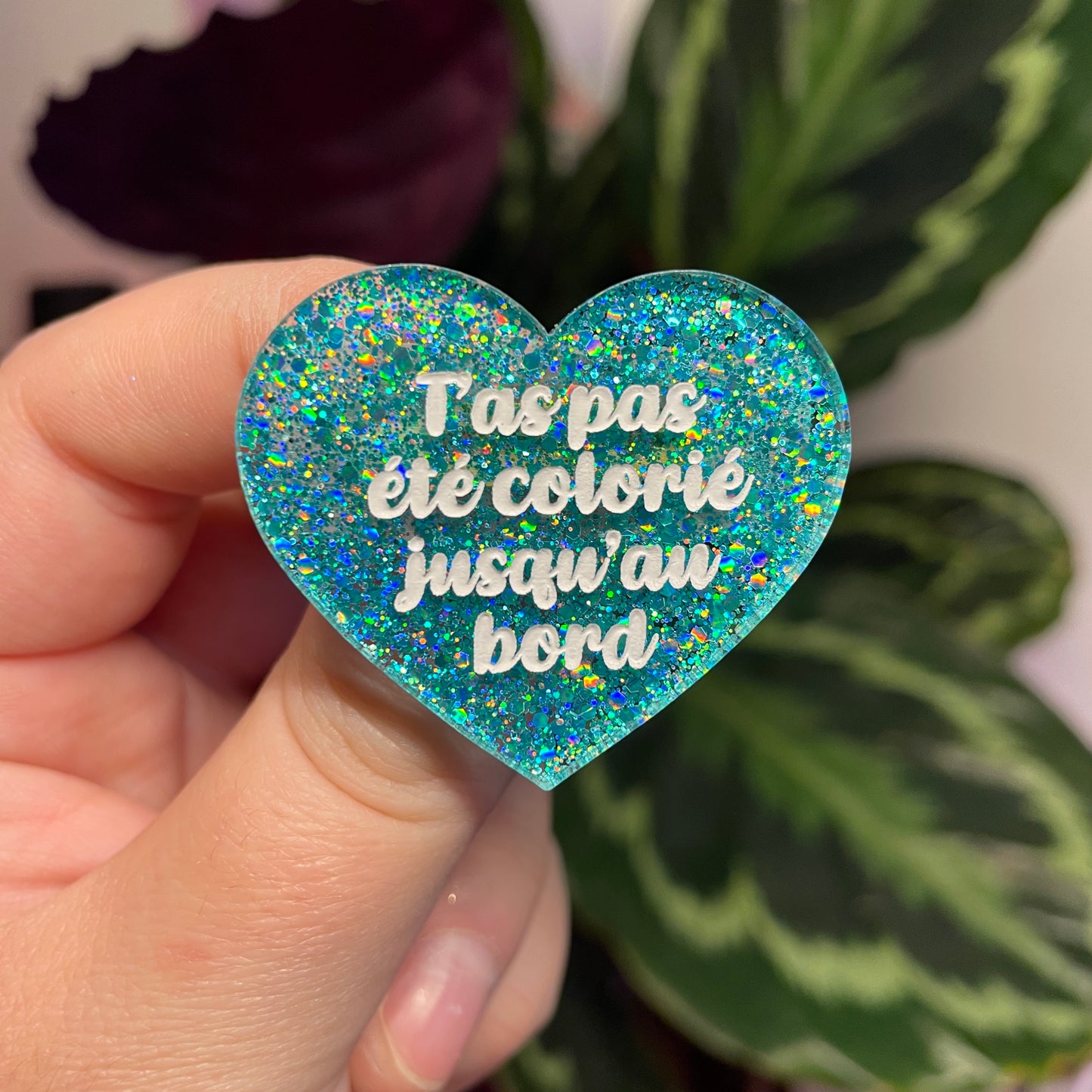 Broche "T'as pas été colorié jusqu'au bord" en acrylique à paillettes turquoise