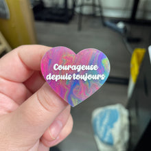 Charger l&#39;image dans la galerie, Broche &quot;Courageuse depuis toujours&quot; en acrylique semi-transparente marbrée multicolore