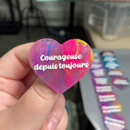 Broche "Courageuse depuis toujours" en acrylique semi-transparente marbrée multicolore