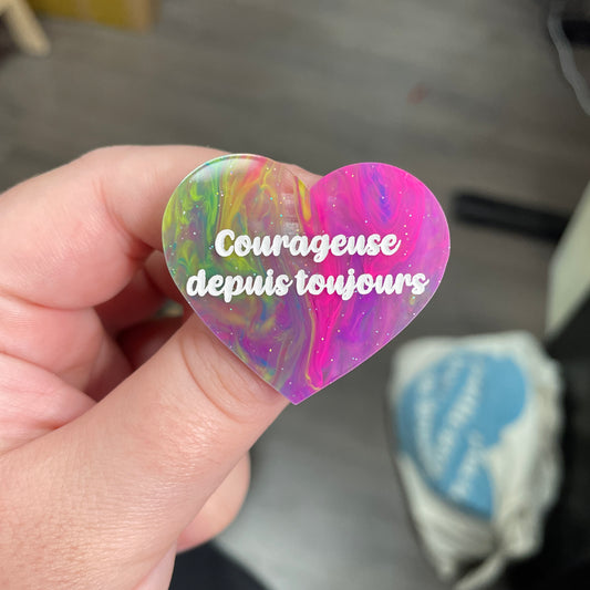 Broche "Courageuse depuis toujours" en acrylique semi-transparente marbrée multicolore