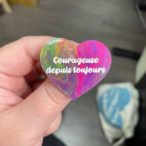 Broche "Courageuse depuis toujours" en acrylique semi-transparente marbrée multicolore