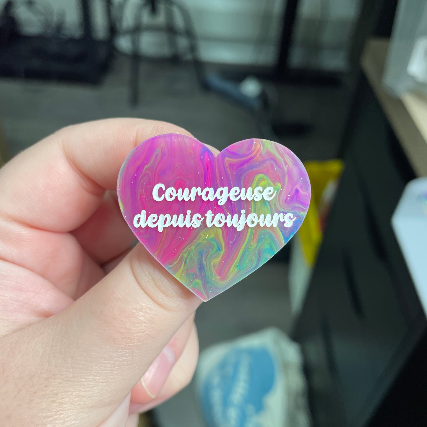Broche "Courageuse depuis toujours" en acrylique semi-transparente marbrée multicolore