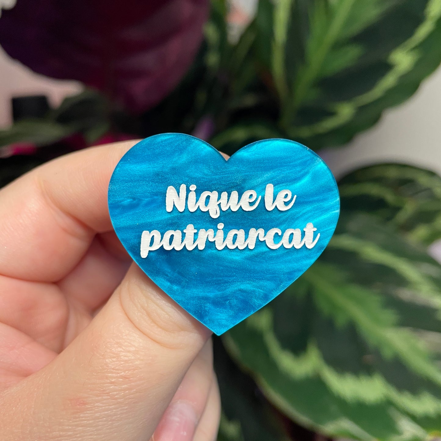 Broche "Nique le patriarcat" en acrylique marbrée bleue