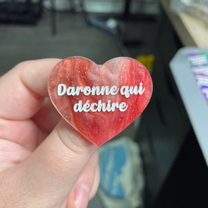 Broche "Daronne qui déchire" en acrylique marbrée rouge, marron et blanche à paillettes