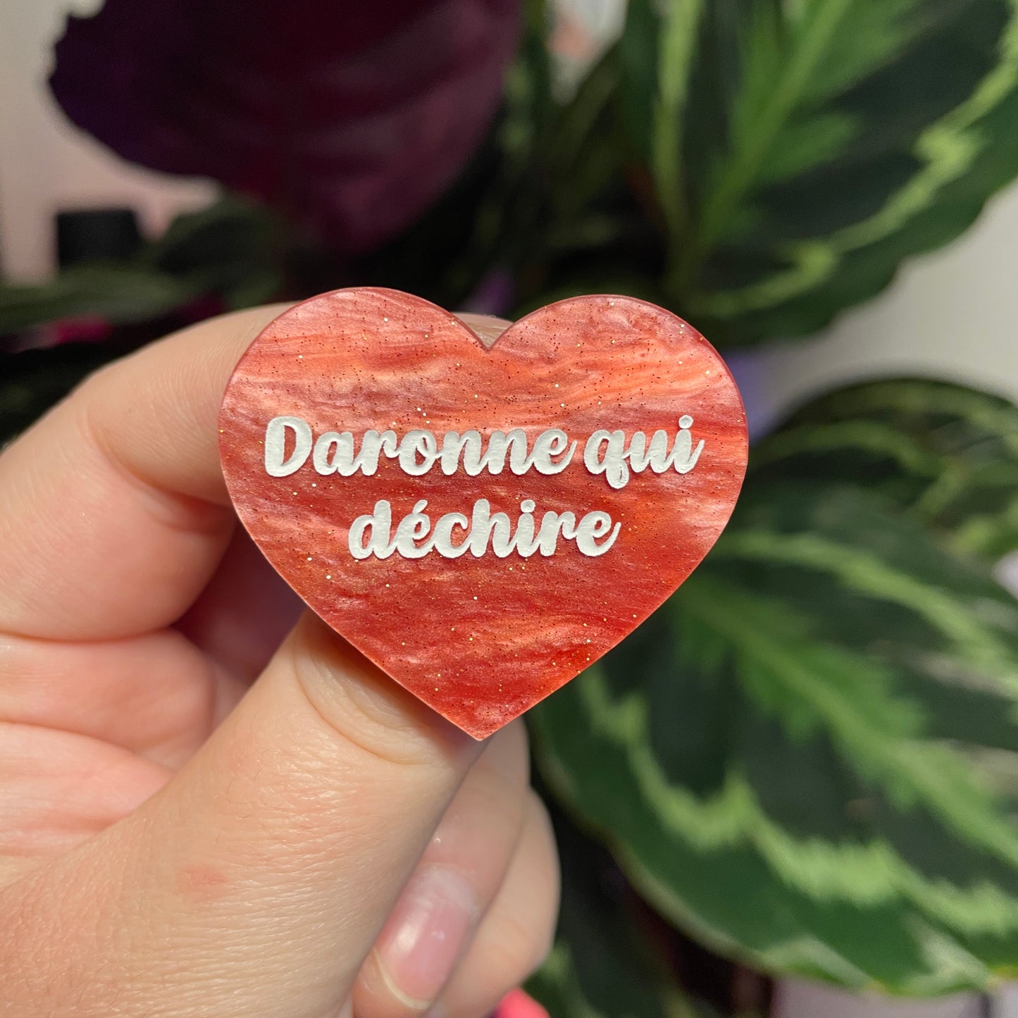 Broche "Daronne qui déchire" en acrylique marbrée rose à paillettes
