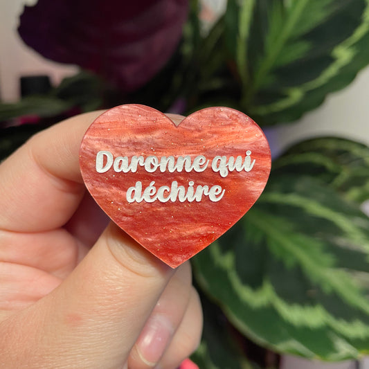 Broche "Daronne qui déchire" en acrylique marbrée rose à paillettes