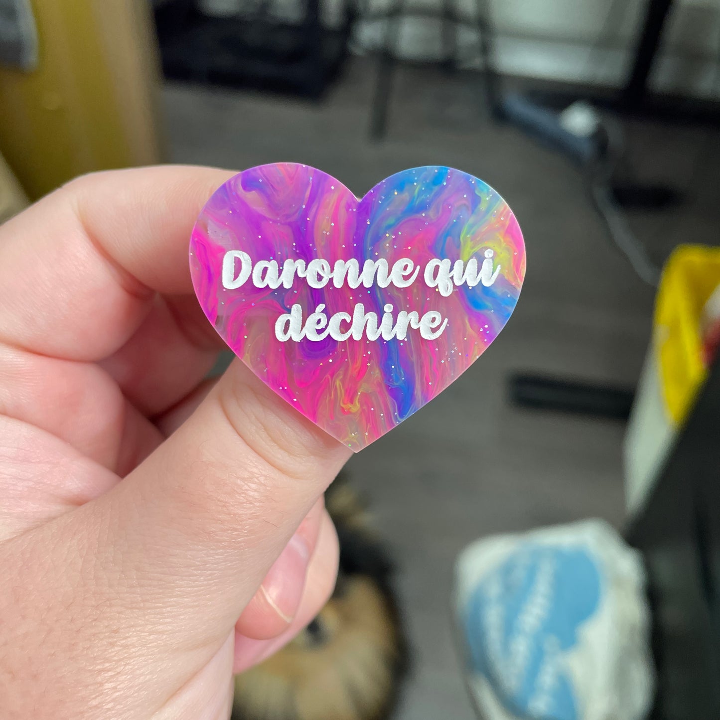 Broche "Daronne qui déchire" en acrylique semi-transparente marbrée multicolore
