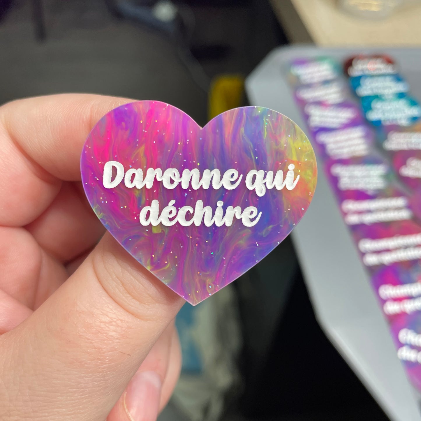 Broche "Daronne qui déchire" en acrylique semi-transparente marbrée multicolore