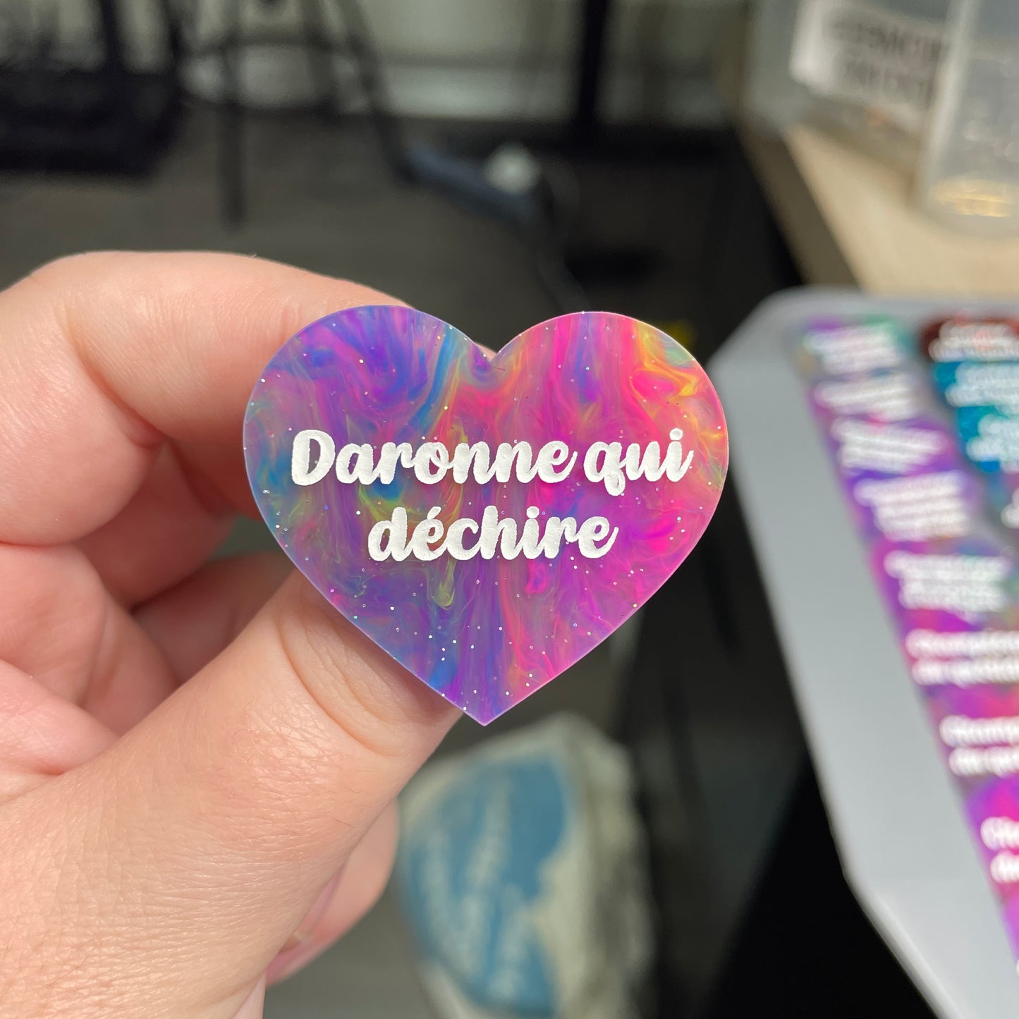Broche "Daronne qui déchire" en acrylique semi-transparente marbrée multicolore