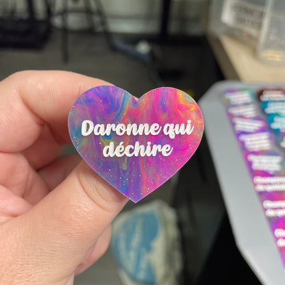 Broche "Daronne qui déchire" en acrylique semi-transparente marbrée multicolore