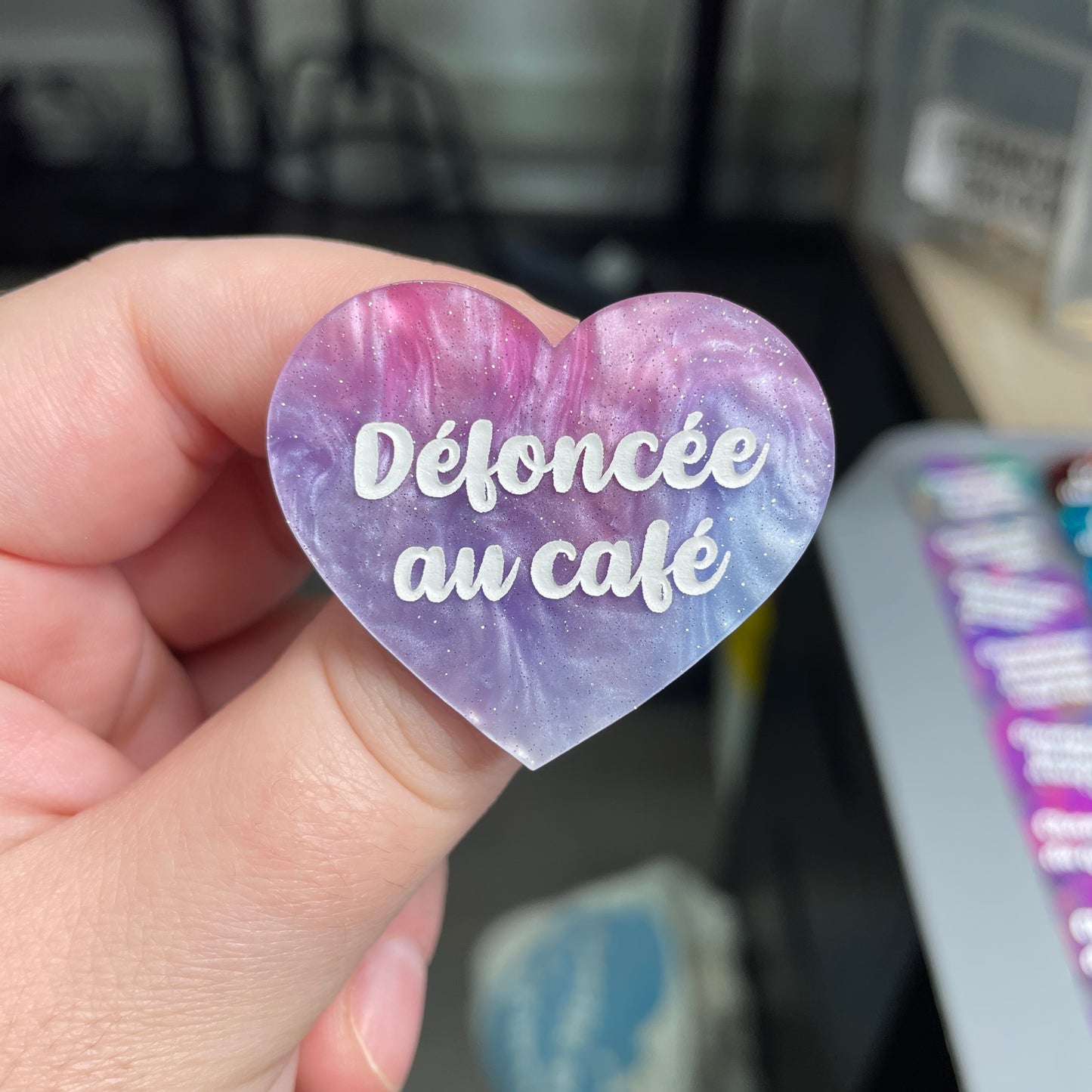 Broche "Défoncée au café" en acrylique marbrée blanche, bleue et rose