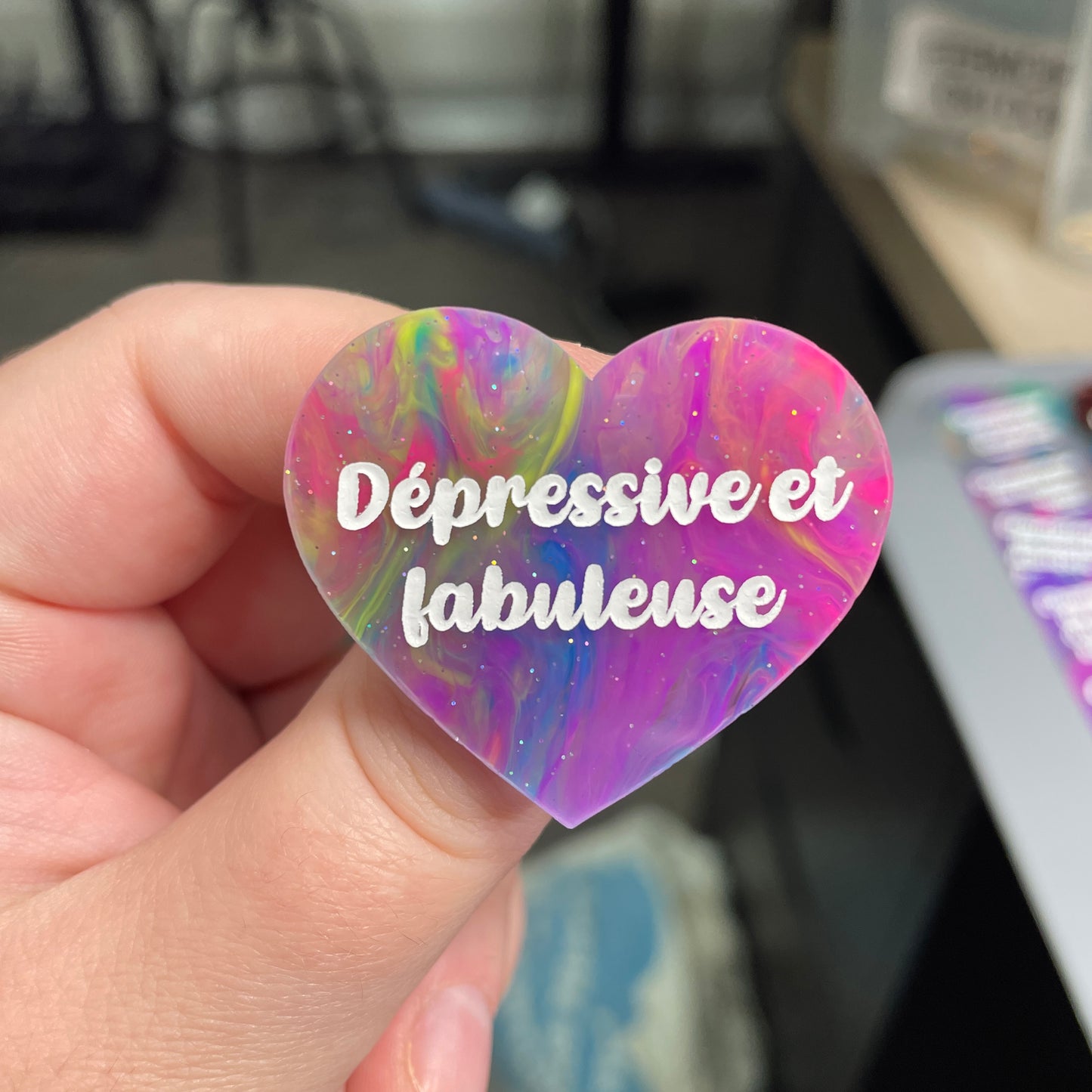 Broche "Dépressive et fabuleuse" en acrylique semi-transparente marbrée multicolore