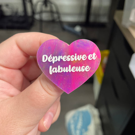 Broche "Dépressive et fabuleuse" en acrylique semi-transparente marbrée multicolore